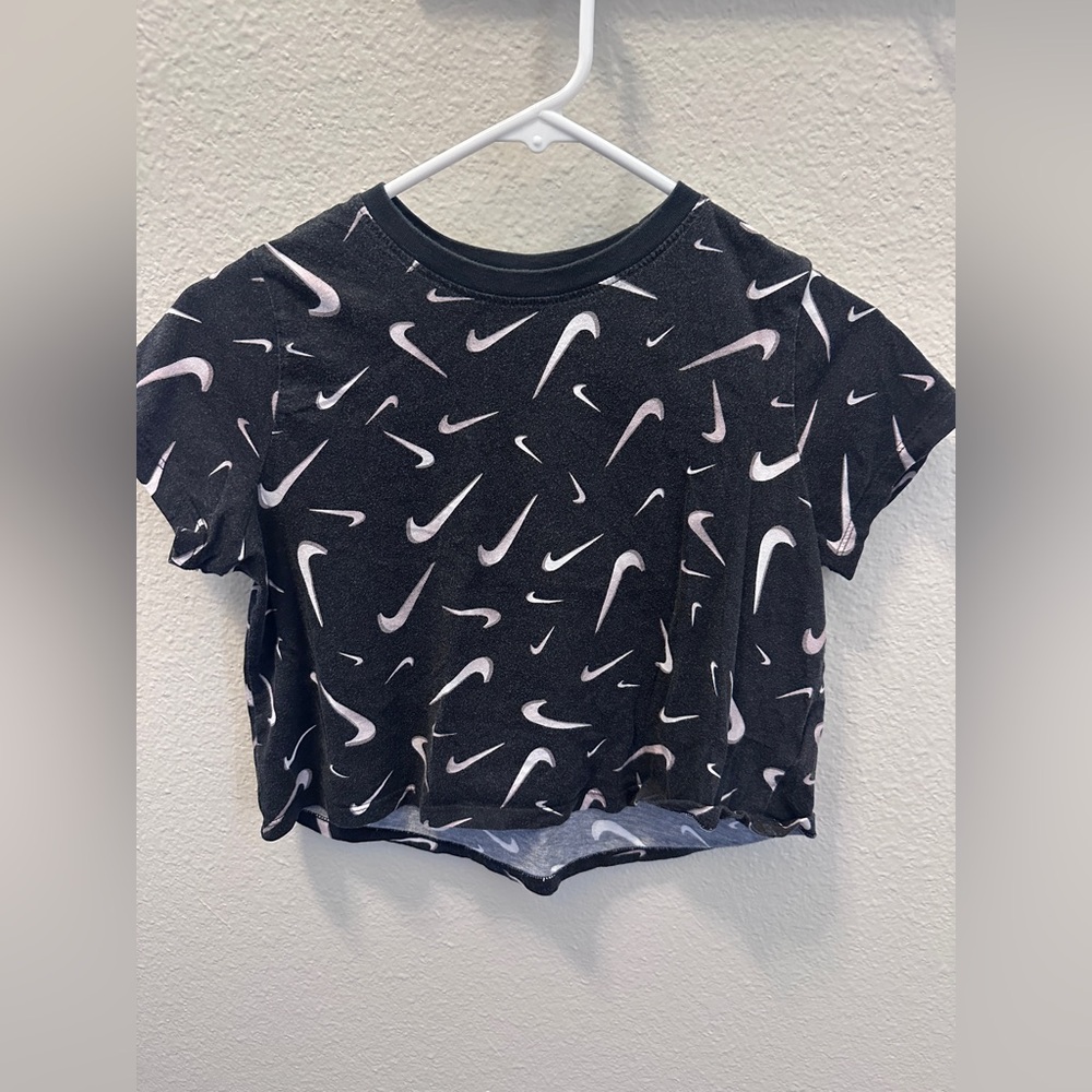 Nike Kids Black Cropped Tee with White and Gray  Swoosh Pattern